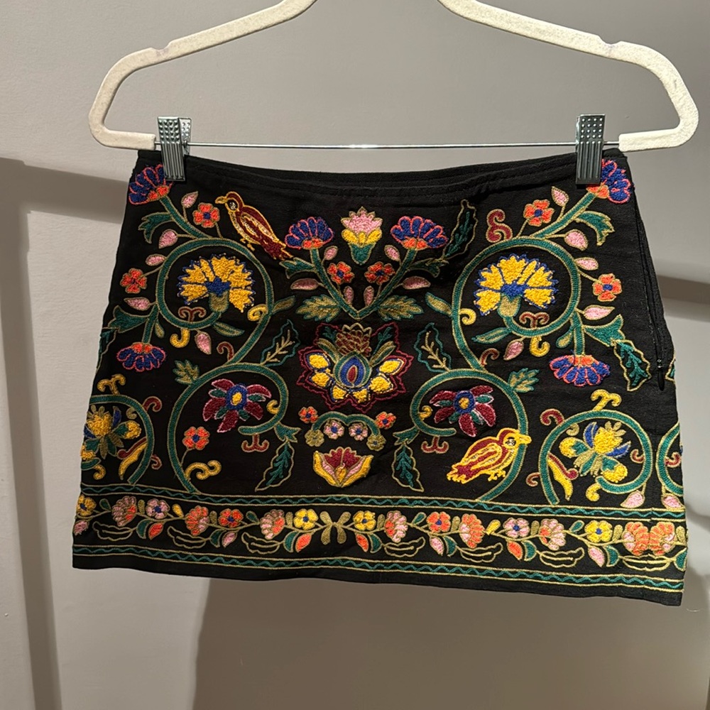 ZARA MULTICOLOR BLACK MINI SKIRT WITH FLORAL PATTERN SIZE XS